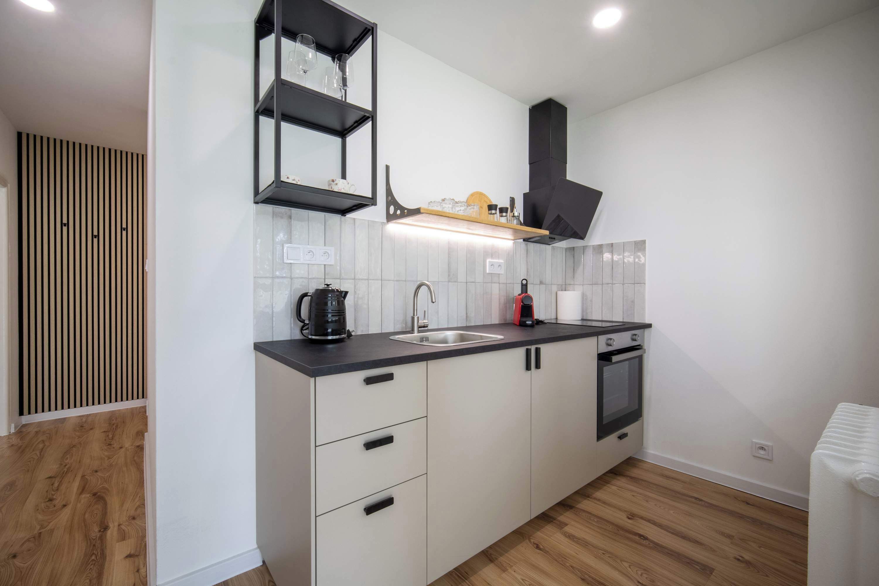 Coffee/tea maker, fridge, stovetop, electric kettle