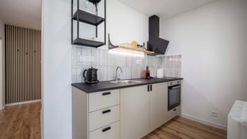 Coffee/tea maker, fridge, stovetop, electric kettle