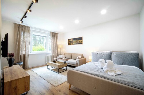 Elegant Studio with Balcony - 30 min from Centre