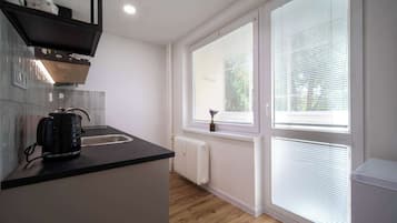 Coffee/tea maker, fridge, stovetop, electric kettle