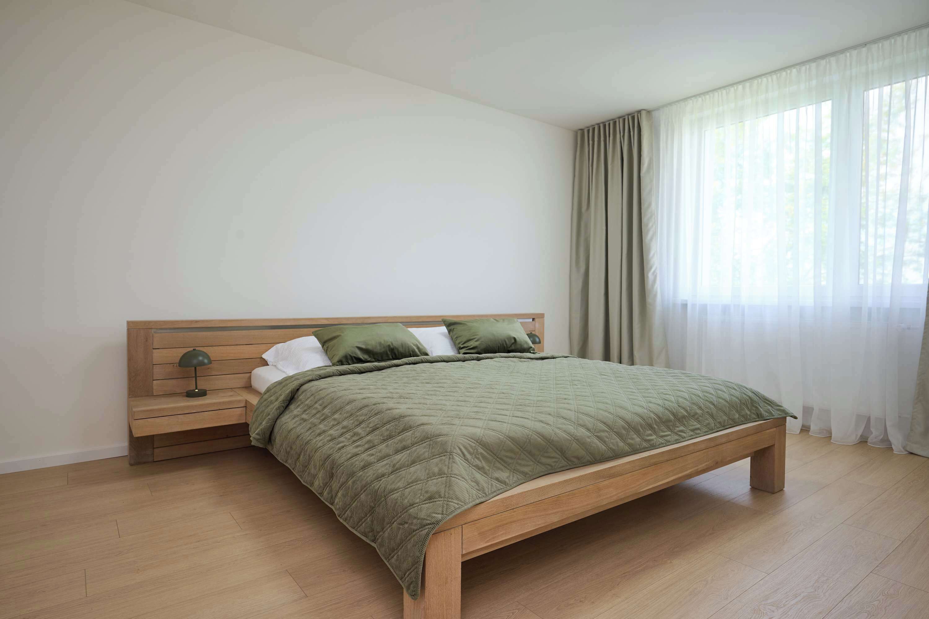 Tabla de planchar con plancha, wifi y ropa de cama 