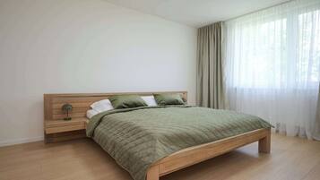 Tabla de planchar con plancha, wifi y ropa de cama