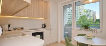 Bright Design Apartment - AC & Close to Centre