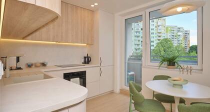 Bright Design Apartment - AC & Close to Centre