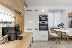 Wasserkocher mit Kaffee-/Teezubehör, Kühlschrank, Mikrowelle, Ofen