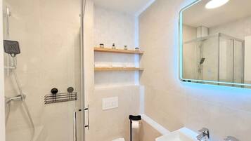 Shower, hair dryer, towels