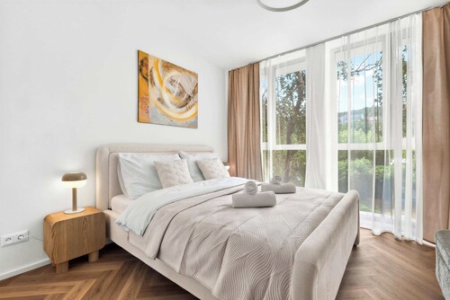 Bright Family Apartment for 6 - AC & Private Parking