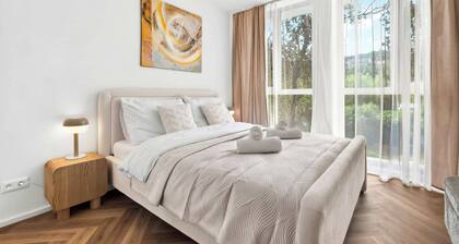 Bright Family Apartment for 6 - AC & Private Parking