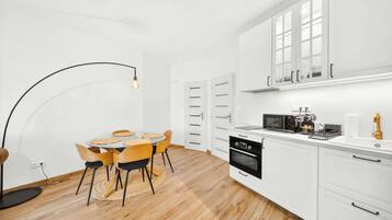 Coffee/tea maker, fridge, microwave, oven