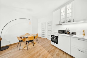 Wasserkocher mit Kaffee-/Teezubehör, Kühlschrank, Mikrowelle, Ofen
