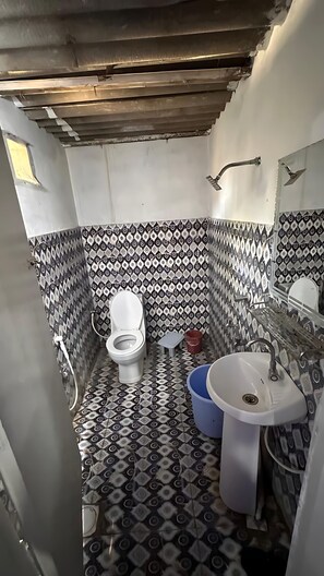 Doccia, pantofole, asciugamani, sapone
