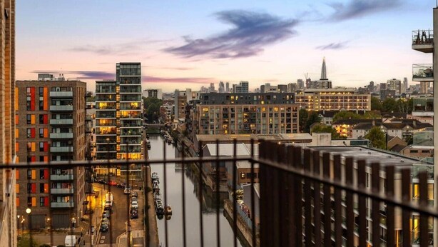 Un paysage urbain avec des bâtiments modernes, une rivière et un pont.
