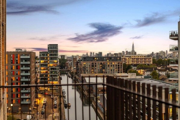 Property grounds - Stylish Popular Flat, Near Canary Wharf & City (London)