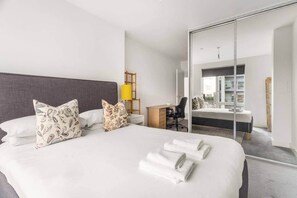 2 bedrooms, iron/ironing board, WiFi, bed sheets - Stylish Popular Flat, Near Canary Wharf & City (London)