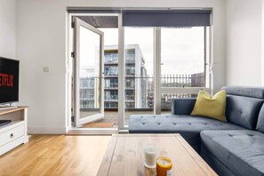 TV - Stylish Popular Flat, Near Canary Wharf & City (London)