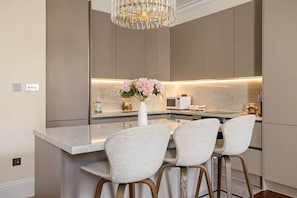 Coffee/tea maker, fridge, microwave, stovetop - Elegant 1Bedroom Flat in Prime South Kensington (London)