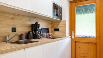 Fridge, microwave, stovetop, dishwasher