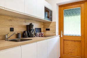Wasserkocher mit Kaffee-/Teezubehör, Kühlschrank, Mikrowelle, Herdplatte