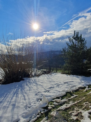 Eine verschneite Landschaft mit klarem Himmel und Sonnenschein.