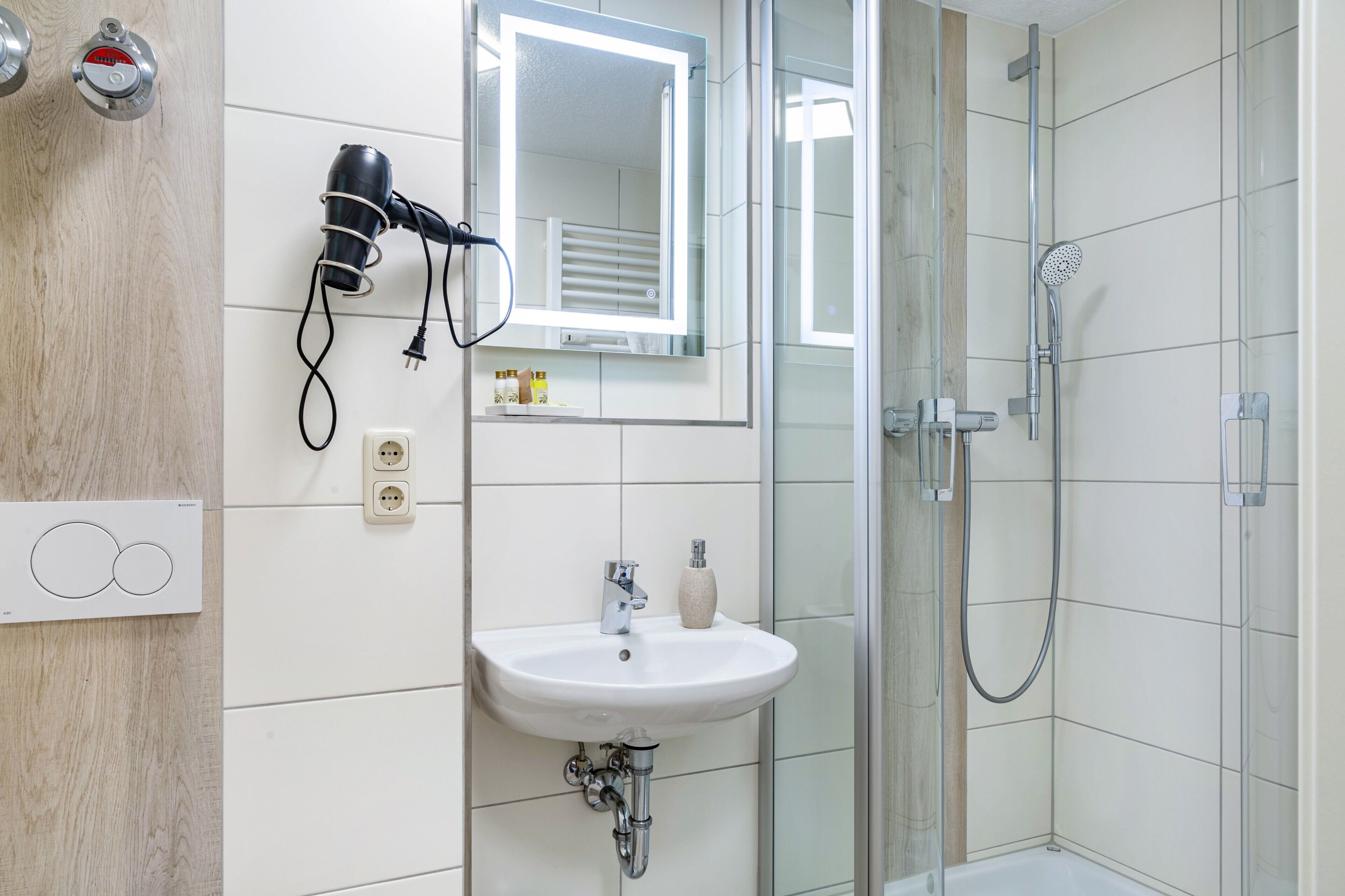 Shower, hair dryer, towels