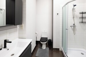 Shower, hair dryer, towels, soap - 2-br New apartment near Rīga Old Town with King size beds (Rīga)