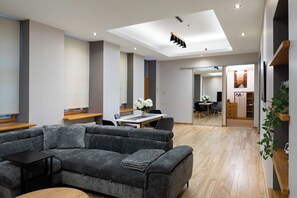 Smart TV - 2-br New apartment near Rīga Old Town with King size beds (Rīga)