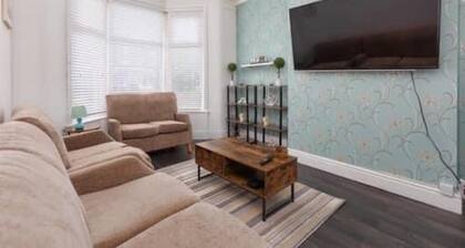 Blackpool 5-bed, Sleeps 10, Pet Friendly & Parking