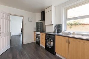 Lemari es, microwave, oven, dan kompor
