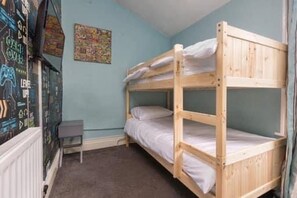 5 kamar tidur, setrika/meja setrika, dan Wi-Fi gratis