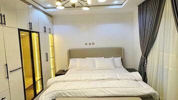 Habitación Confort, balcón, vistas a la ciudad | Escritorio, espacio para trabajar con un portátil, cortinas opacas