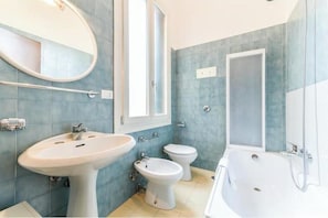 Haartrockner, Bidet, Handtücher, Seife