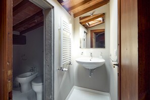 Shower, hair dryer, bidet, toilet paper - Vrbo Property (Firenze)