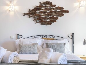 A bed with white linens, a decorative wall piece, and two wall-mounted lights. - Casa Carpe Diem - Amazing villa in Luz (Luz)
