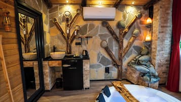 Standard Suite | Bathroom | Hair dryer, towels, soap, shampoo