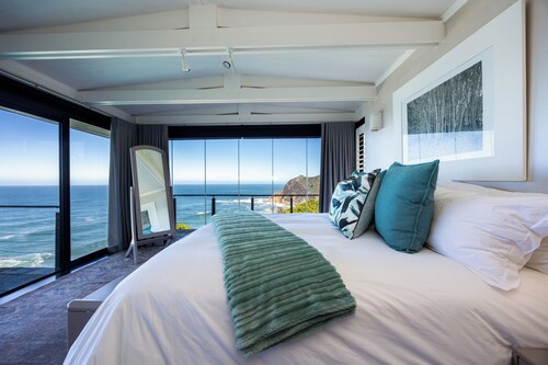 Cliff House Villa: Four Beautiful En-Suite Bedrooms with Spectacular Sea Views