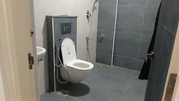 Shower, handuk, sabun, dan sampo