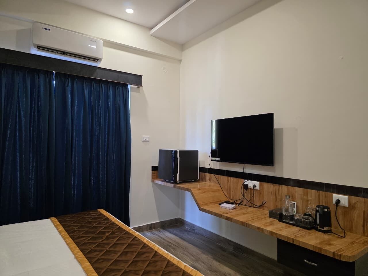 Cortinas blackout, tabla de planchar con plancha y wifi gratis 