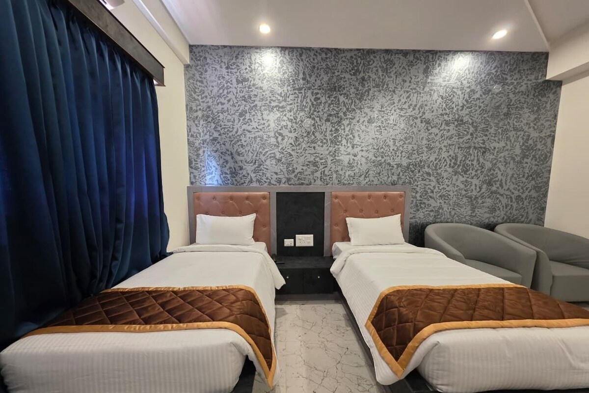 Quarto casal ou duplo executivo, vista para o pátio | Cortinas blackout, ferros/tábuas de passar roupa, Wi-Fi de cortesia