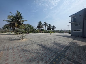 Free self parking - SRS Hotel Manor (Kanakapura)