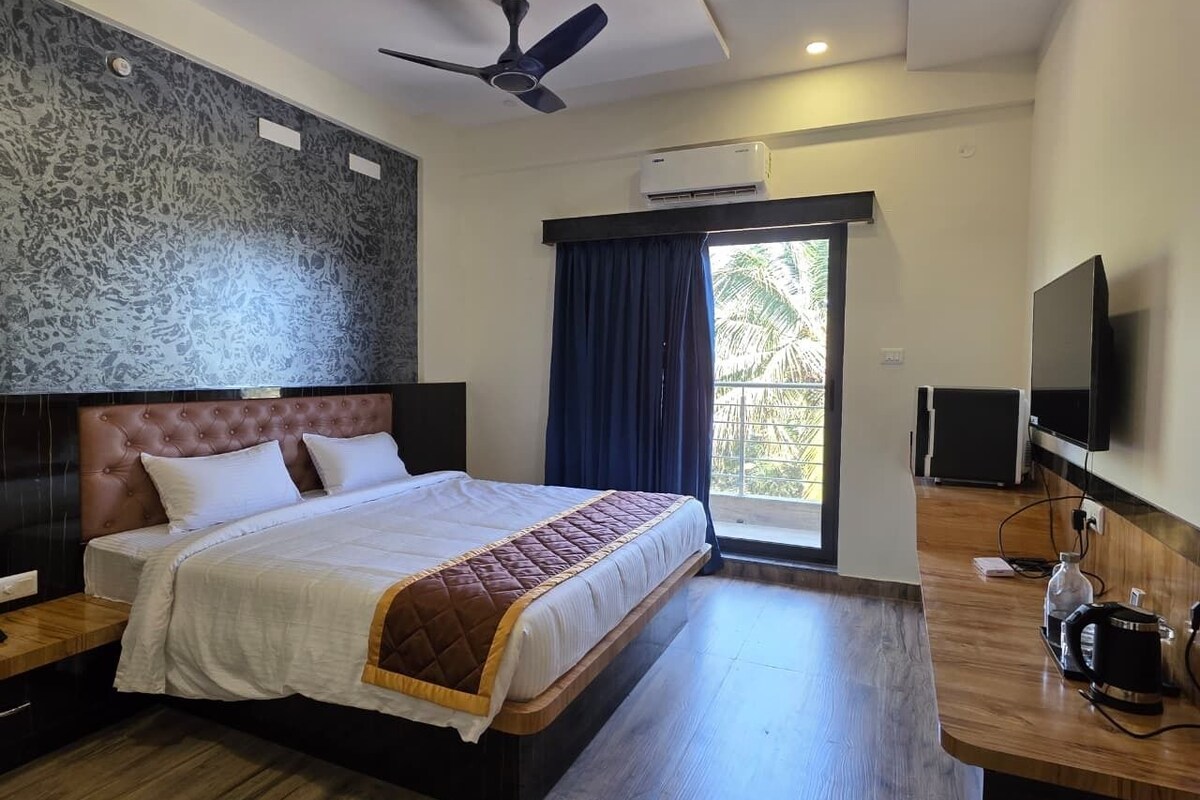 Quarto casal luxo, vista para o pátio | Cortinas blackout, ferros/tábuas de passar roupa, Wi-Fi de cortesia