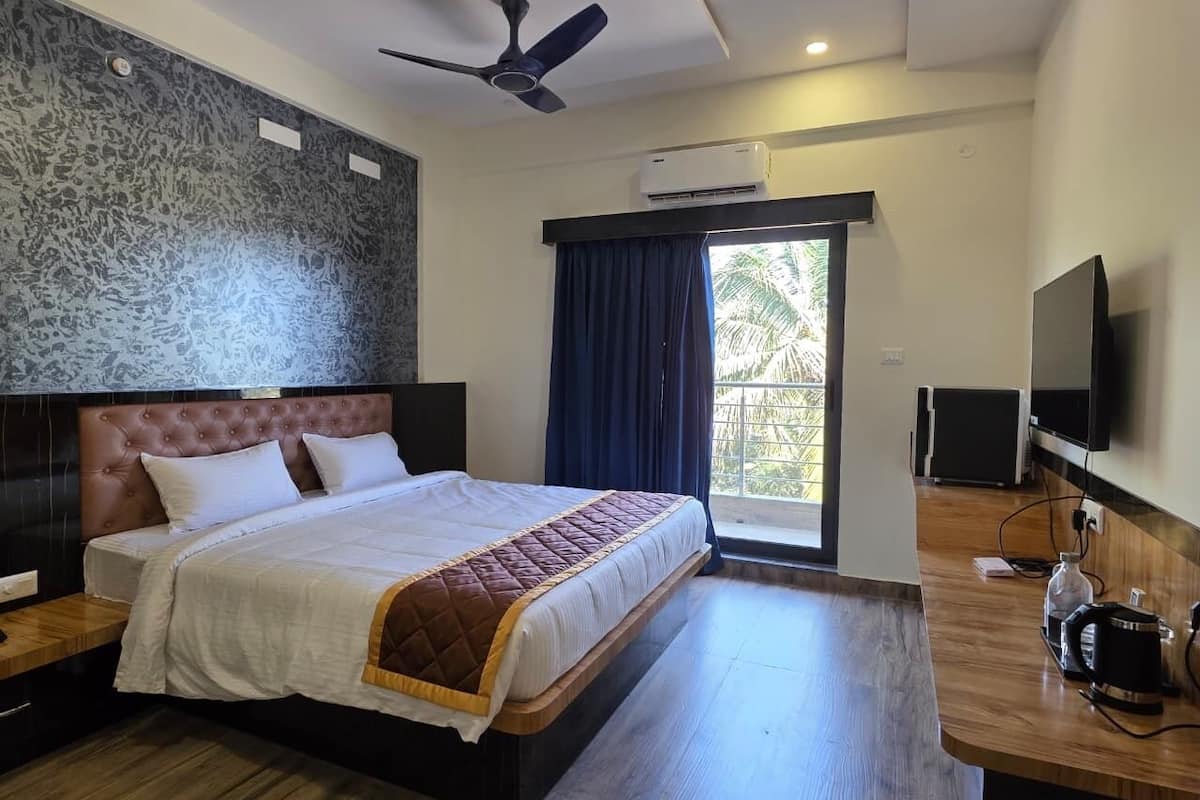 Deluxe Double Room, Courtyard View | Blackout drapes, iron/ironing board, WiFi (free)