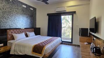 Deluxe Double Room, Courtyard View | Blackout drapes, iron/ironing board, WiFi (free)