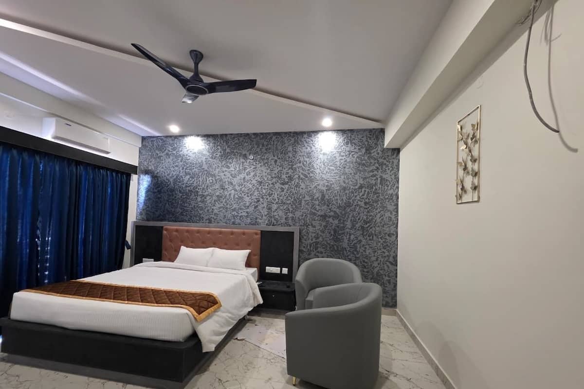 Deluxe Double Room, Courtyard View | Blackout drapes, iron/ironing board, WiFi (free)