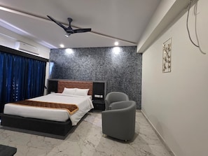 Phòng đôi Deluxe, quang cảnh sân vườn | Màn/rèm cản sáng, bàn ủi/dụng cụ ủi quần áo