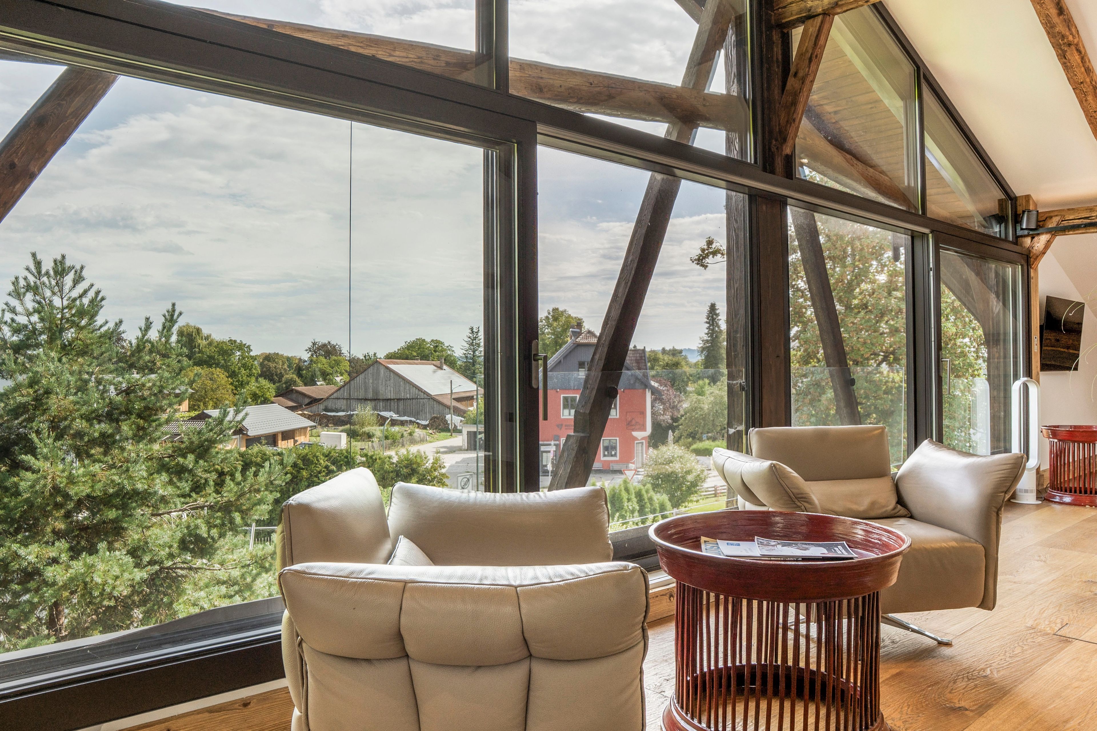Ein modernes Interieur mit großen Fenstern, einem Sofa und einem Couchtisch.