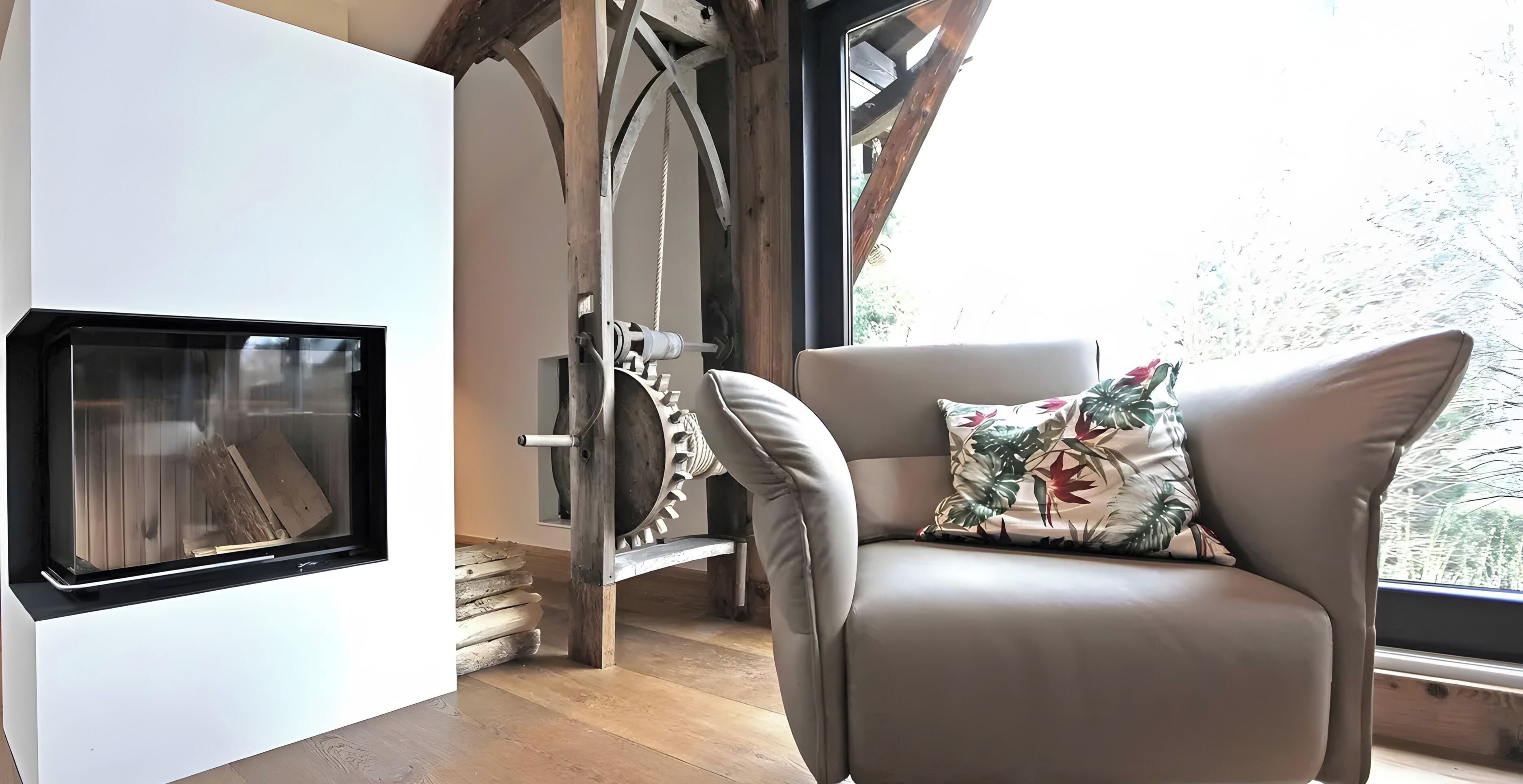 Un intérieur moderne avec une cheminée, un plafond en bois et une fenêtre offrant une vue agréable.