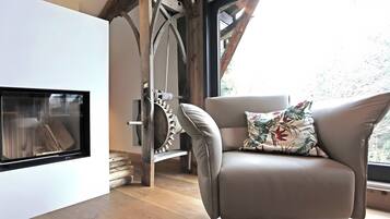 Un intérieur moderne avec une cheminée, un plafond en bois et une fenêtre offrant une vue agréable.