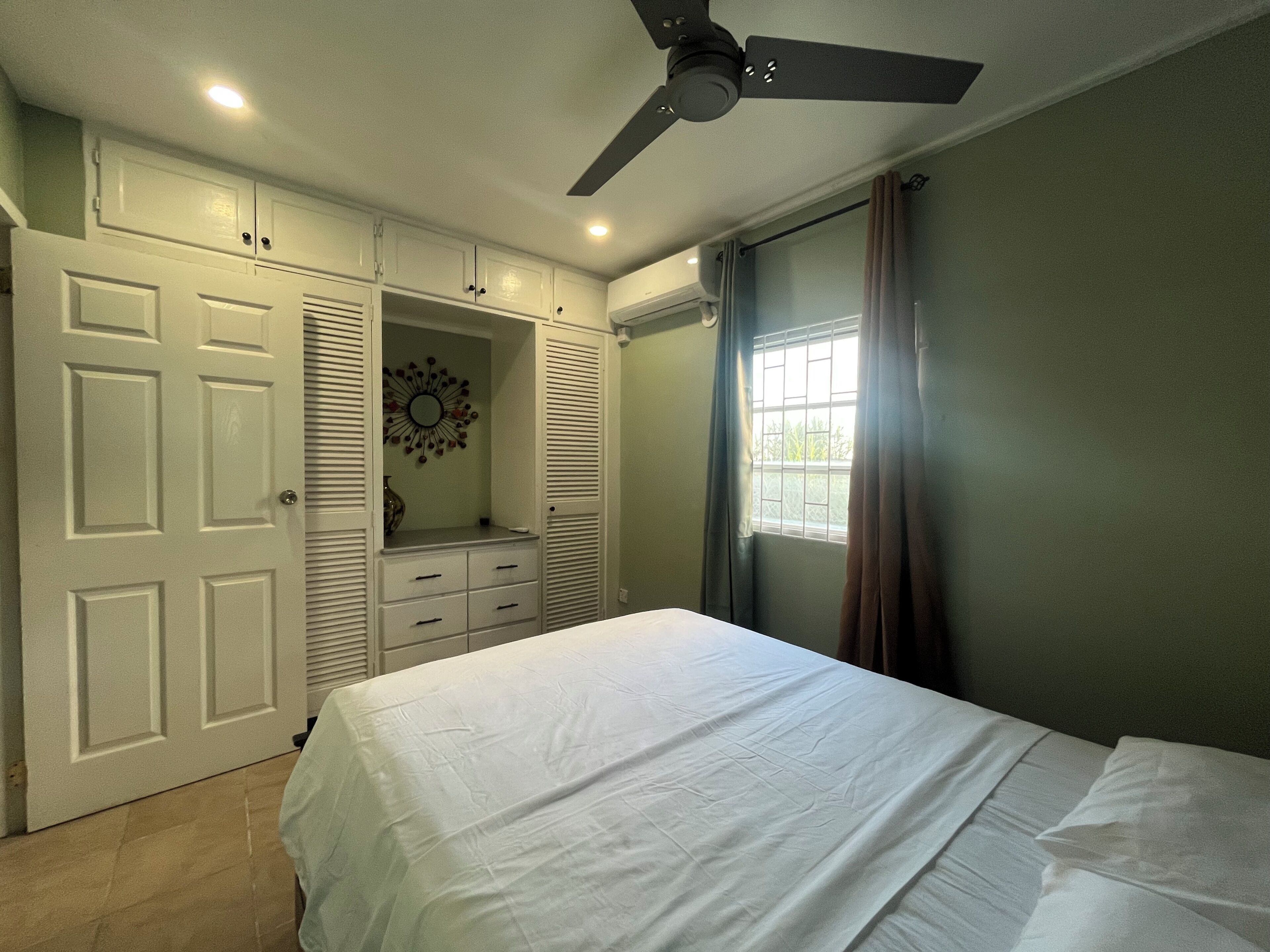 3 bedrooms, desk, iron/ironing board, travel crib