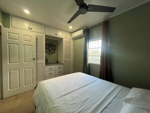 3 slaapkamers, een bureau, een strijkplank/strijkijzer, reisbedje