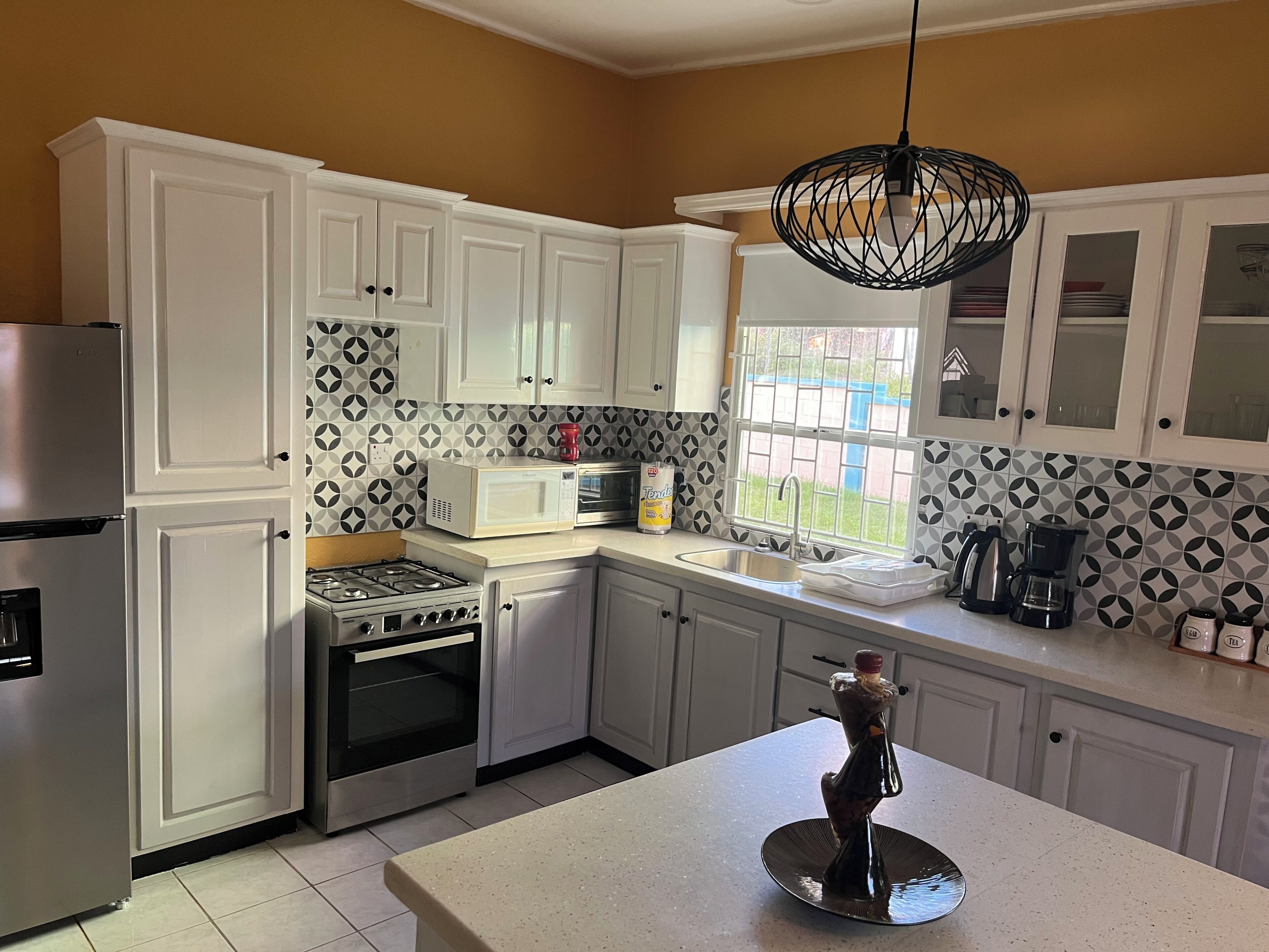 Coffee/tea maker, fridge, microwave, oven